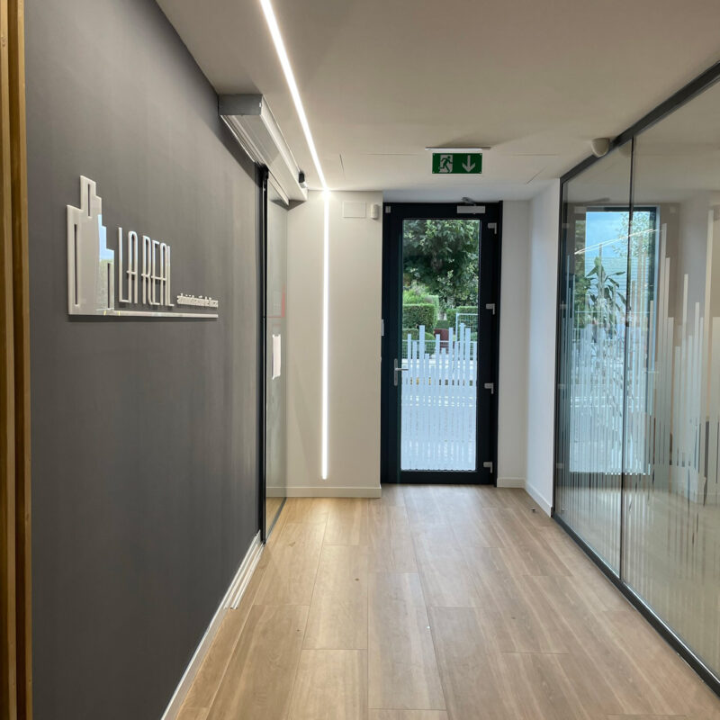 Pasillo de entrada a las oficinas de Fincas La Real y estudio de arquitectura . Foto de Ángela Fernández
